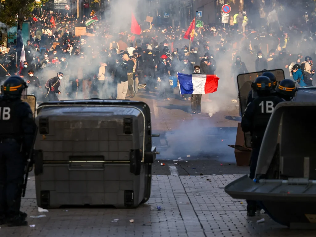 Il governo francese si nasconde dietro la narrazione delle “rivolte”.