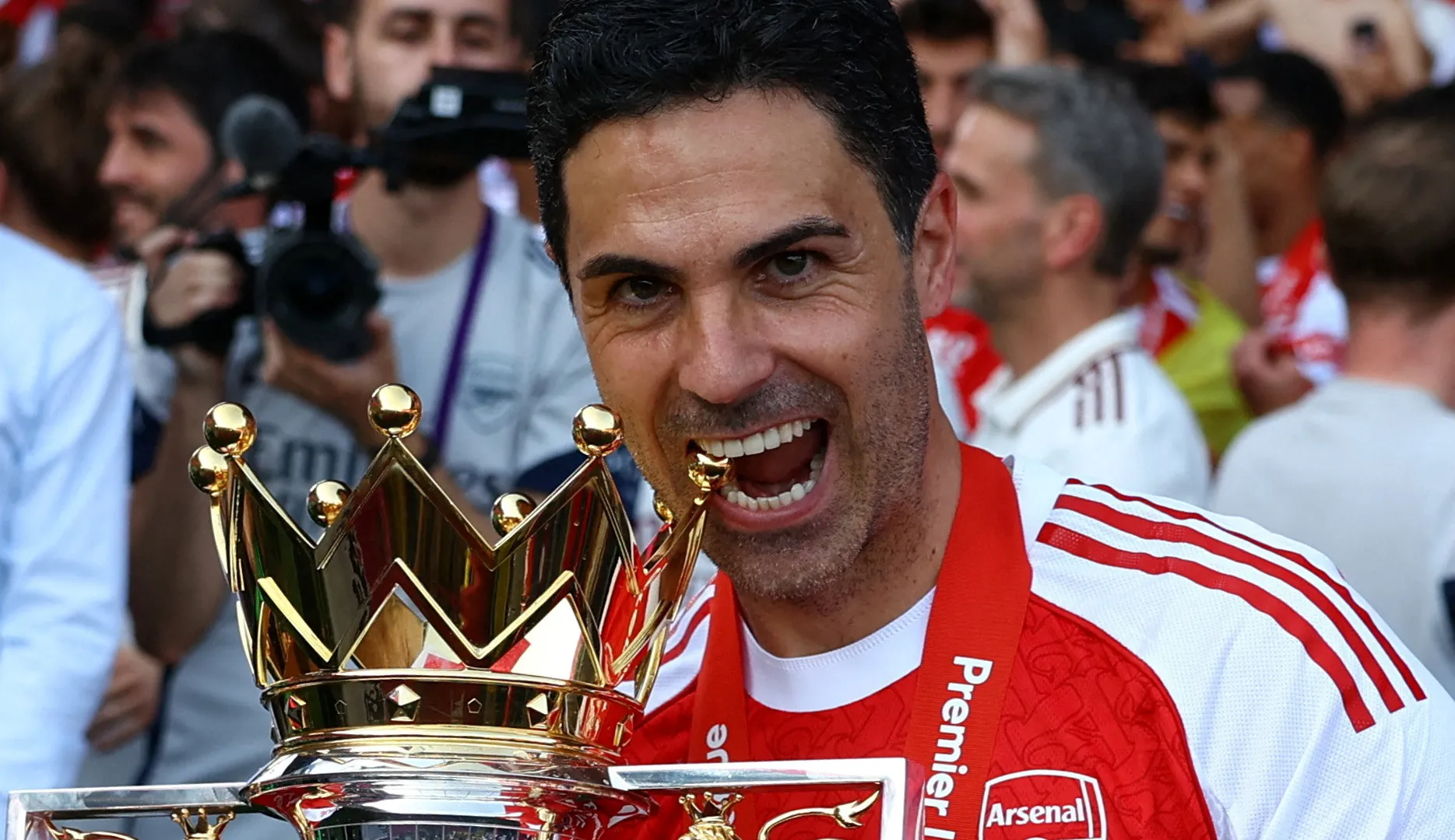Il tecnico dell'Arsenal Mikel Arteta firma un nuovo contratto con i campioni della Premier League