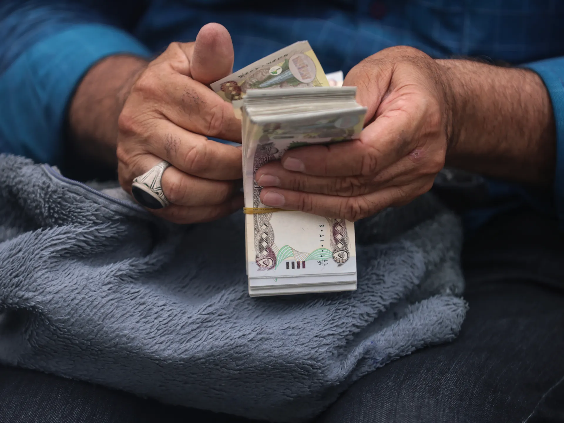 L’Iraq svaluta il dinaro per alleviare la crisi di liquidità, lasciando i commercianti nel limbo