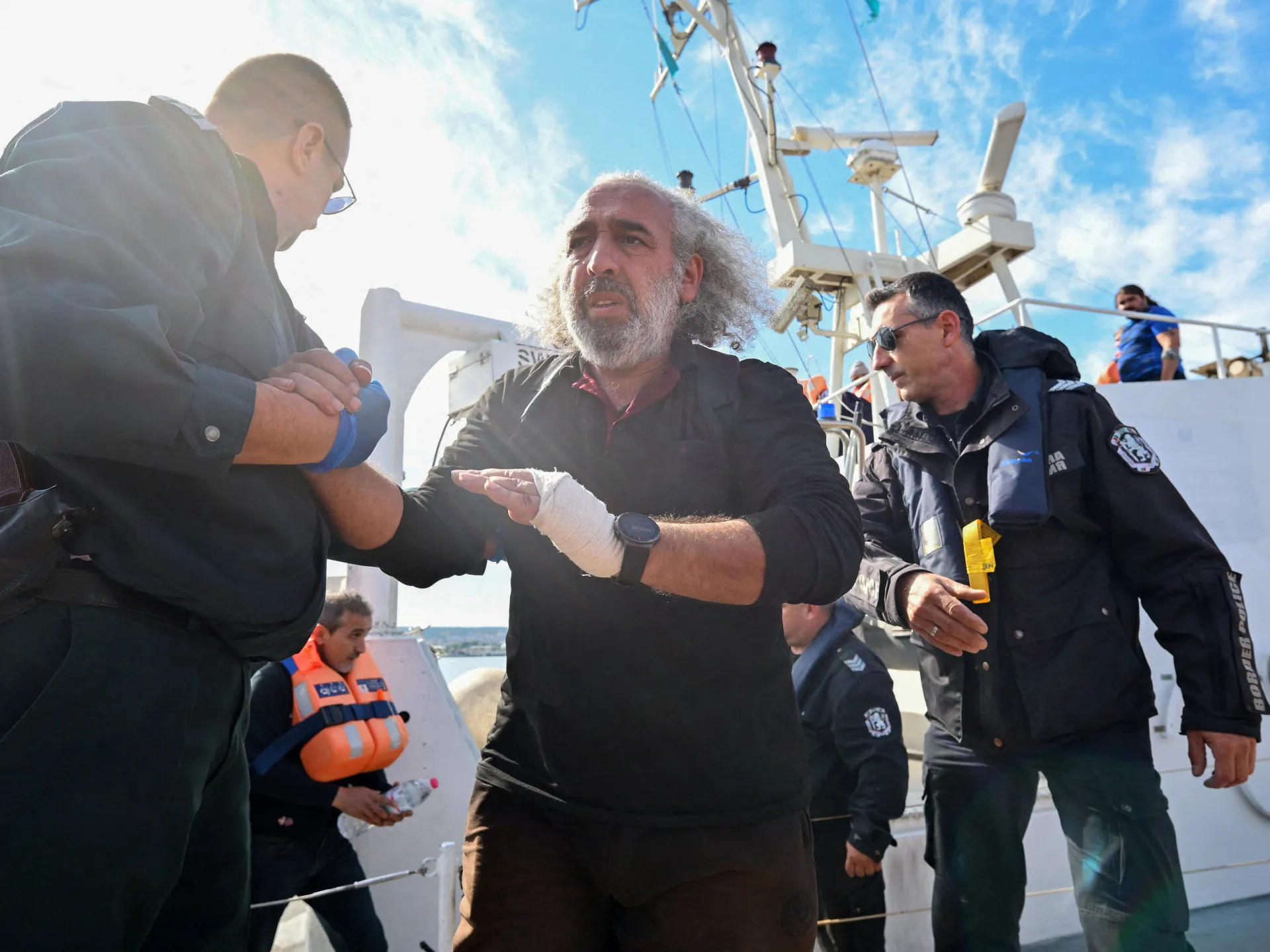 La Bulgaria interrompe la ricerca dell'equipaggio scomparso dopo che l'attacco di un drone affonda una nave mercantile