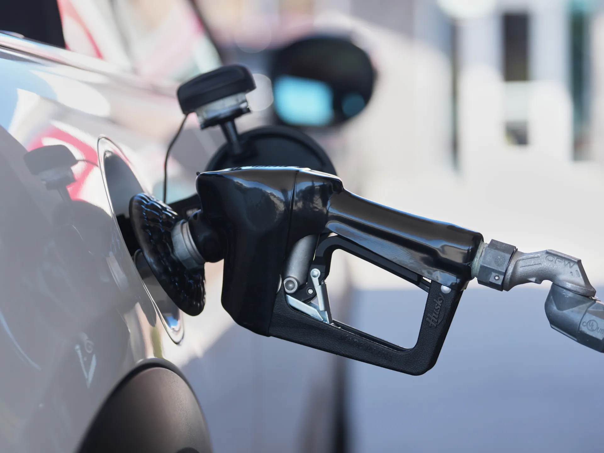 La California conduce una causa contro il ritiro degli standard di efficienza del carburante da parte di Trump