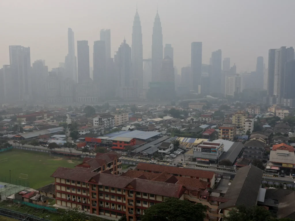 La Malesia chiude le scuole mentre la foschia degli incendi indonesiani soffoca il sud-est asiatico