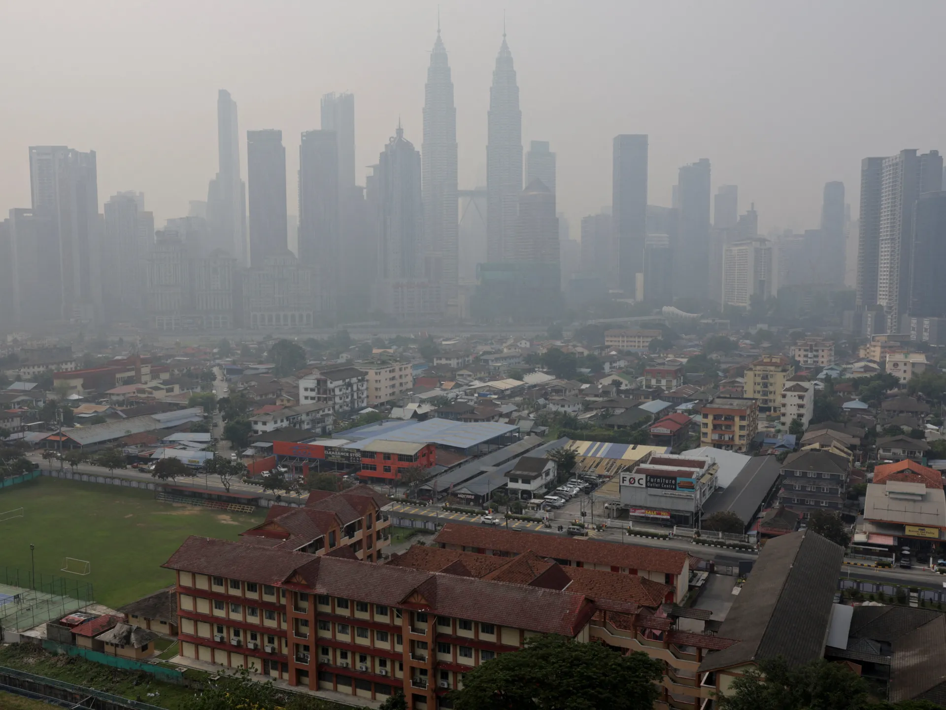 La Malesia chiude le scuole mentre la foschia degli incendi indonesiani soffoca il sud-est asiatico