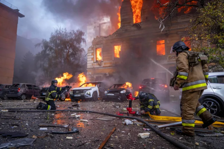 I soccorritori hanno spento un incendio presso l'edificio dell'Accademia Nazionale delle Scienze a seguito di un attacco di droni russi nel centro di Kiev, in Ucraina, lunedì 28 settembre 2026