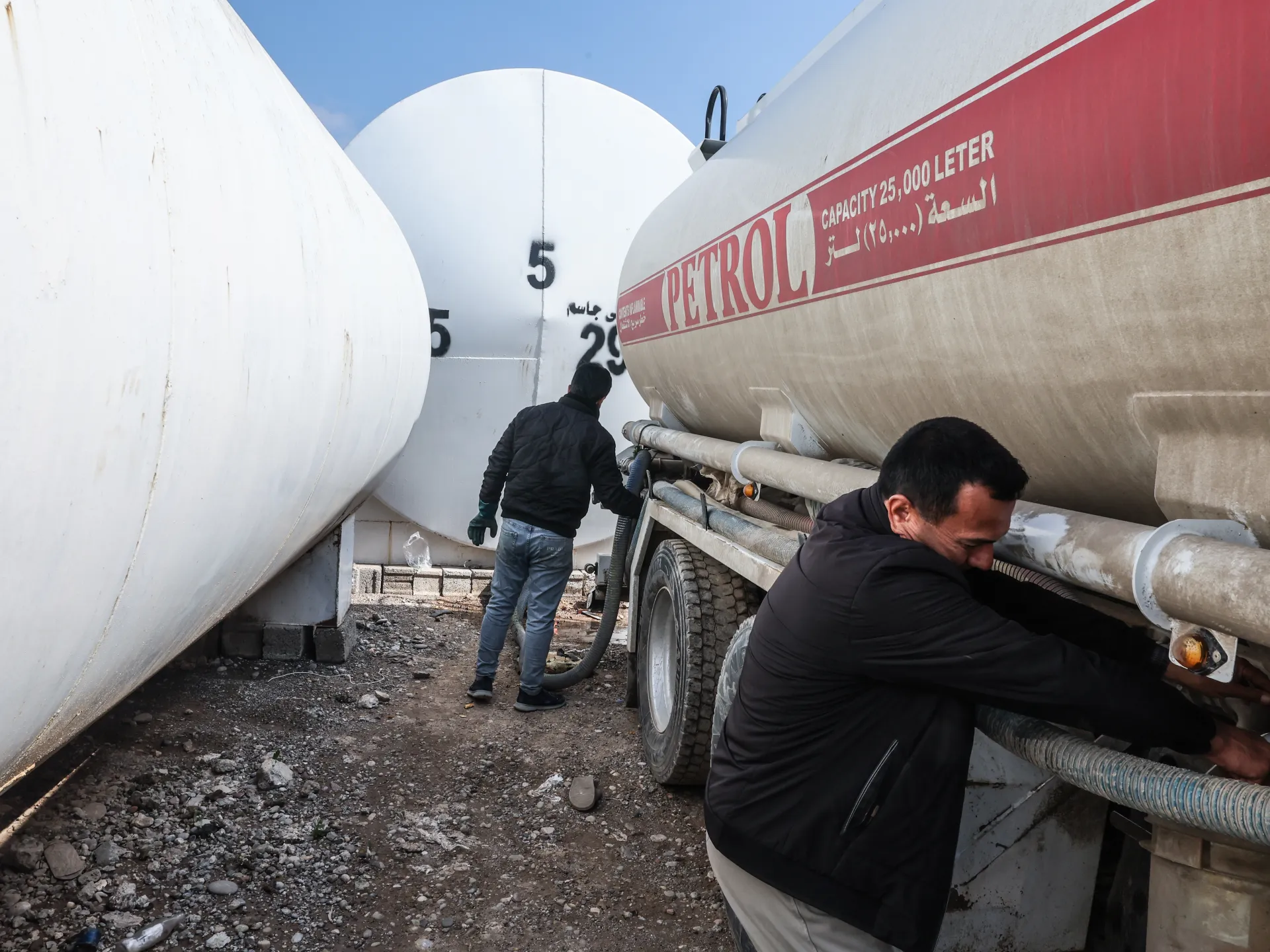 La guerra con l’Iran mette a dura prova l’economia irachena mentre i ricavi petroliferi diminuiscono e i prezzi aumentano