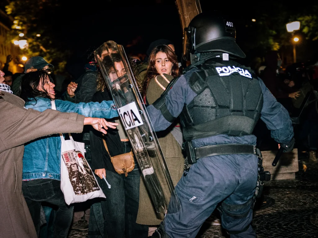 La polizia portoghese sgombera il campo di protesta per le abitazioni a Lisbona e ne arresta 25