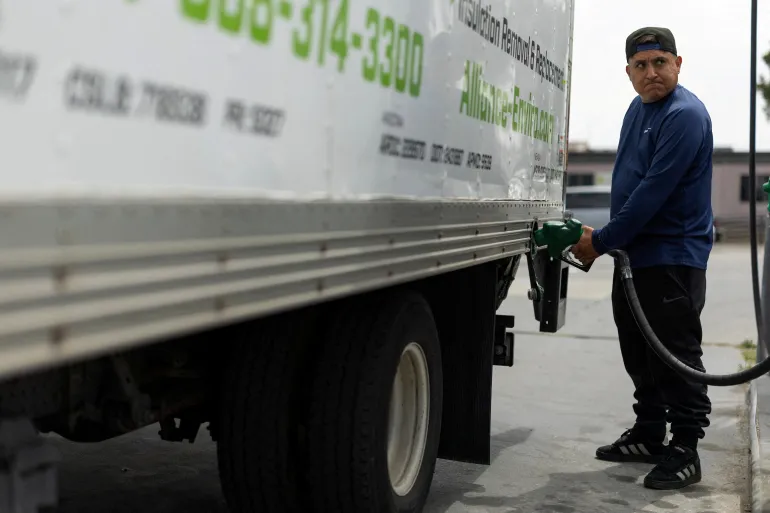 FOTO DEL FILE: Un lavoratore riempie il suo camion con carburante diesel in una stazione di rifornimento aziendale a San Diego, California, Stati Uniti, 18 maggio 2026. REUTERS/Mike Blake/File Photo