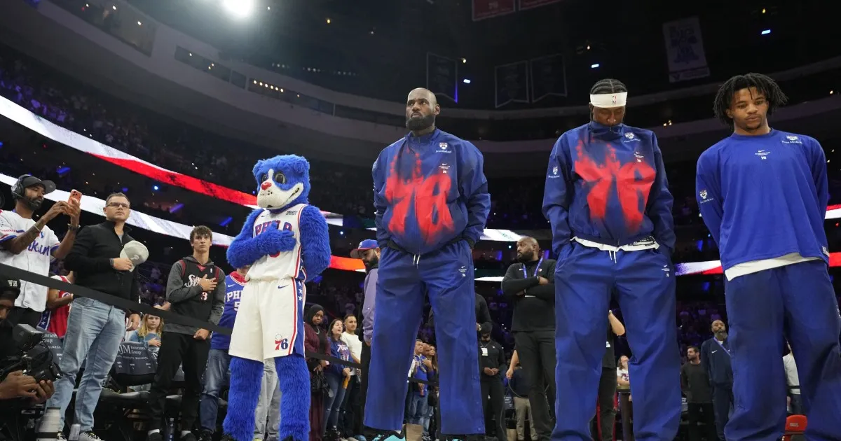 Qual è la storia dietro l'esplosione di LeBron di Trump sull'inno nazionale americano?