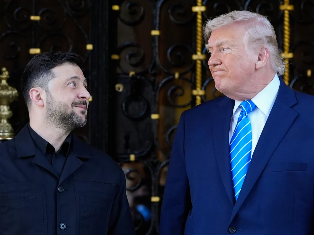 Trump difende l’allentamento delle sanzioni russe e si scaglia contro Zelenskyj