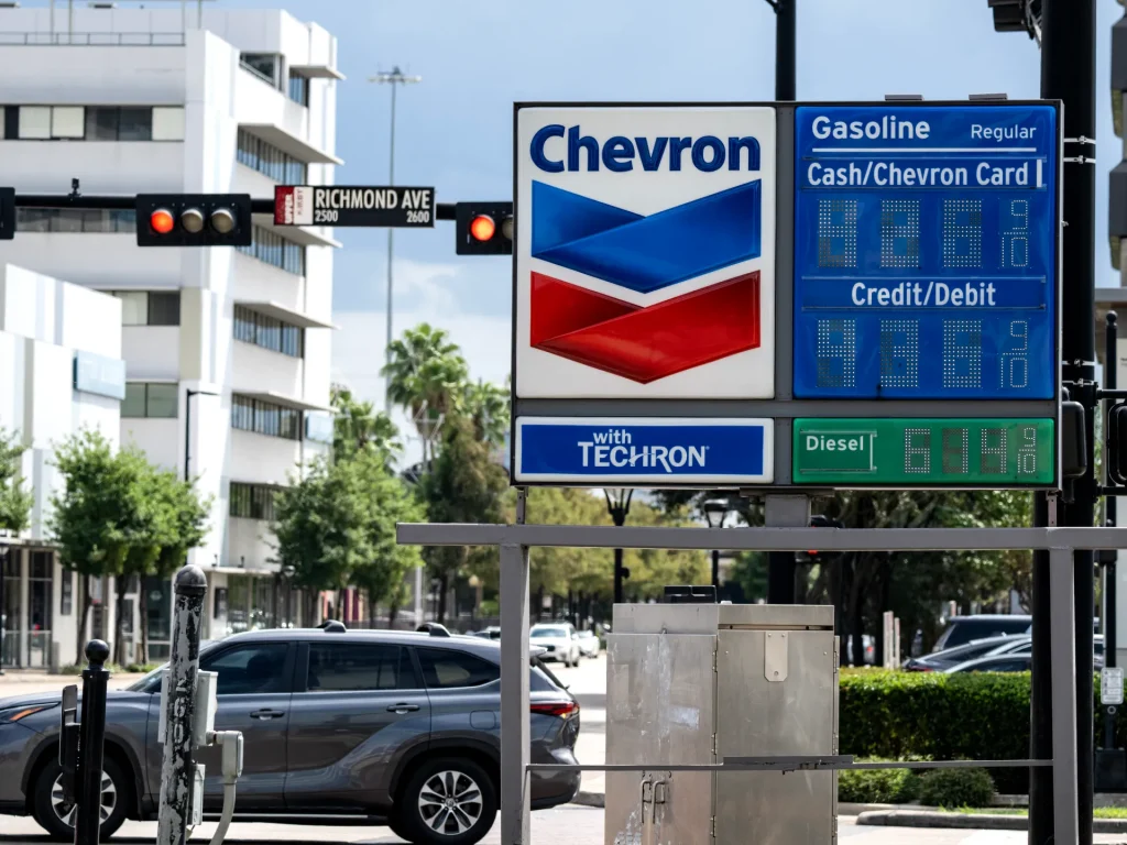 Trump incolpa i democratici e l’Ucraina per l’impennata dei prezzi del carburante negli Stati Uniti, non per la guerra con l’Iran