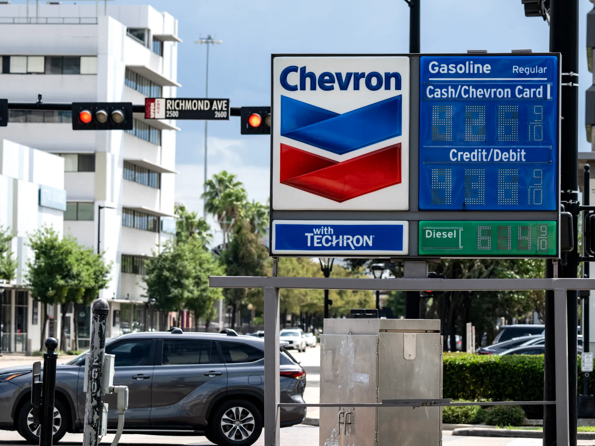 Trump incolpa i democratici e l’Ucraina per l’impennata dei prezzi del carburante negli Stati Uniti, non per la guerra con l’Iran
