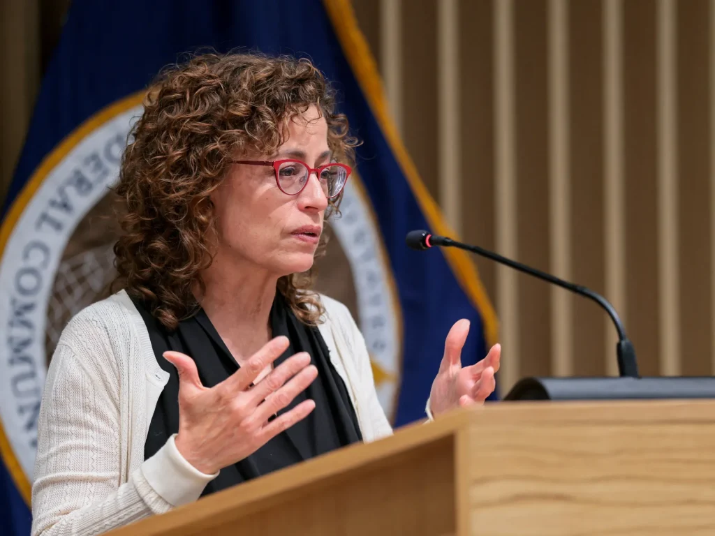 Un membro democratico della FCC mette in guardia sui rischi di disinformazione delle chiamate robotiche basate sull'intelligenza artificiale negli Stati Uniti